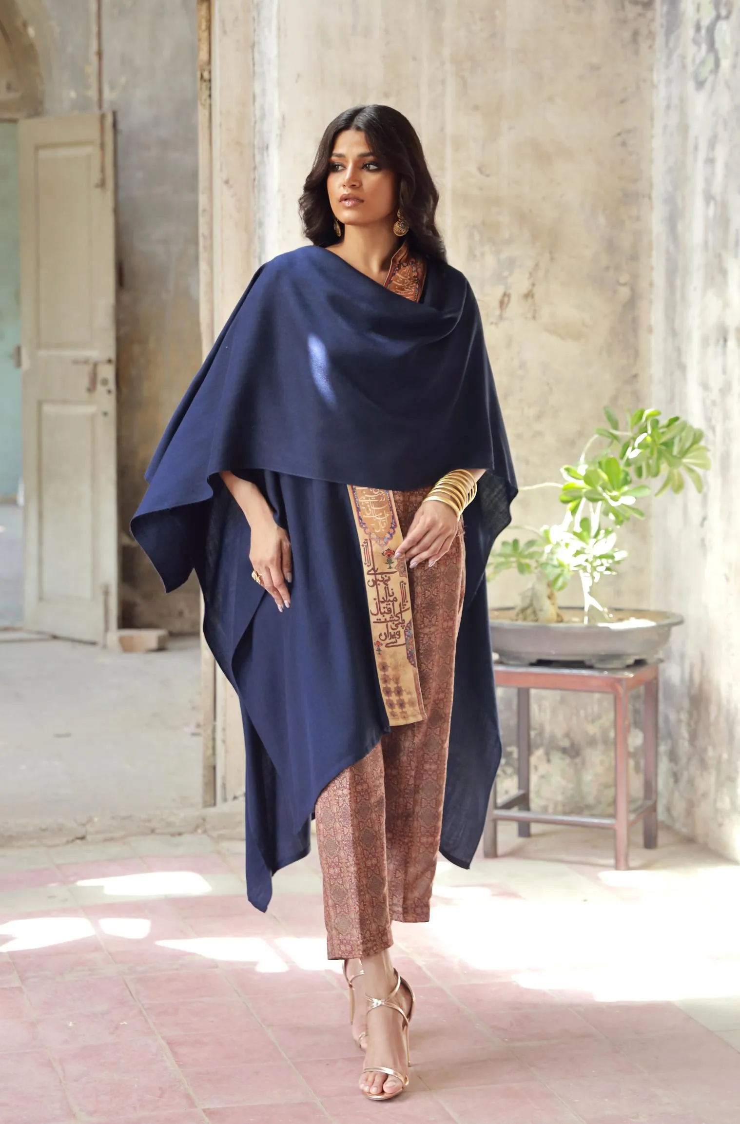 Dasht Cape - Blue & Gold